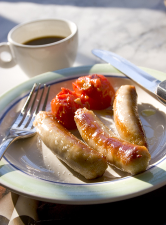 food engongoro, irish sausages, bangers, tomato, knife, coffee, morning